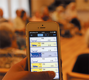 ケアスタッフが入居者一人ひとりの 状況をスマートフォンで確認できる。